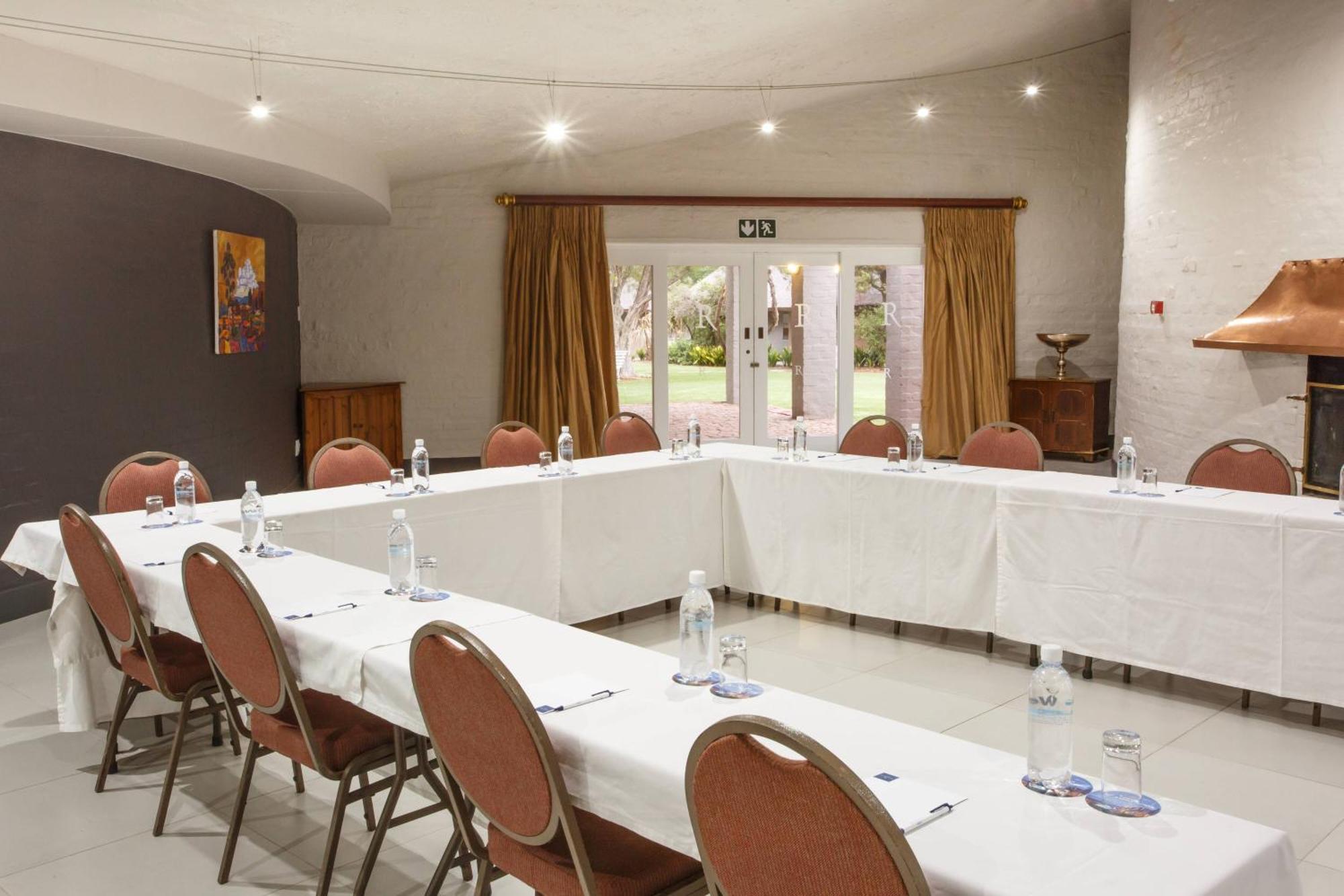 Protea Hotel By Marriott Oudtshoorn Riempie Estate Eksteriør bilde